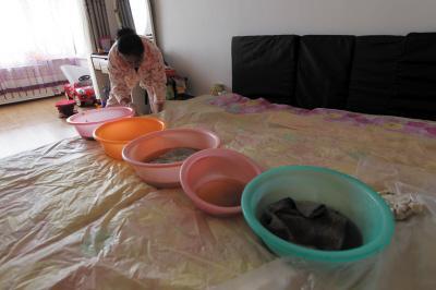 锡林浩特楼上漏水，住户失联，小区没物管，业主维权难！律师来支招……